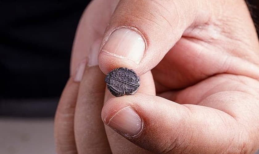 Selo de argila do século VII aC., que diz 'Pertencendo a Adoniyahu, mordomo real’, foi descoberto em escavações sob o Arco de Robinson. (Foto: Eliyahu Yanai/Cortesia da cidade de David)