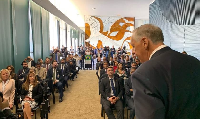 Pastor Ralph Drollinger fala a parlamentares no lançamento do Capitol Ministries no Brasil. (Foto: Facebook/Deputado Silas Câmara)