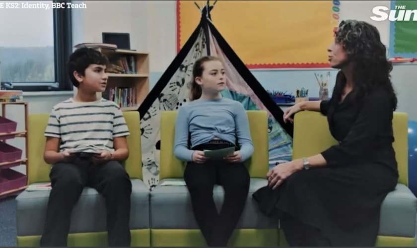 No vídeo, crianças fazem perguntas sobre sexualidade a adultos e recebem respostas baseadas na ideologia de gênero. (Imagem: BBC / Reprodução)