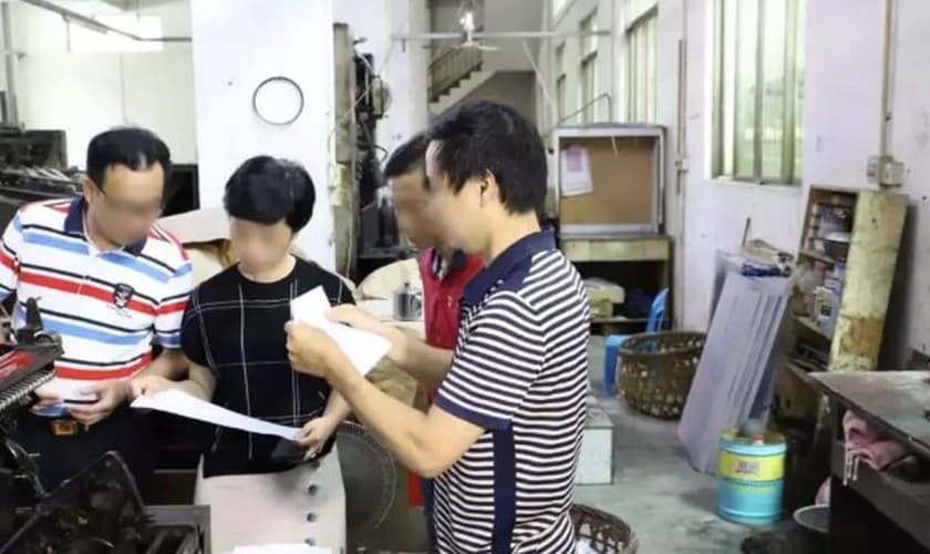 Uma gráfica na província de Guangdong é inspecionada por autoridades. (Foto: Reprodução/Bitter Winter)