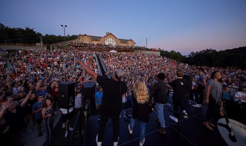 Milhares de estudantes da Liberty University se encontram para adorar a Deus ao ar livre. (Foto: Reprodução/Liberty University))