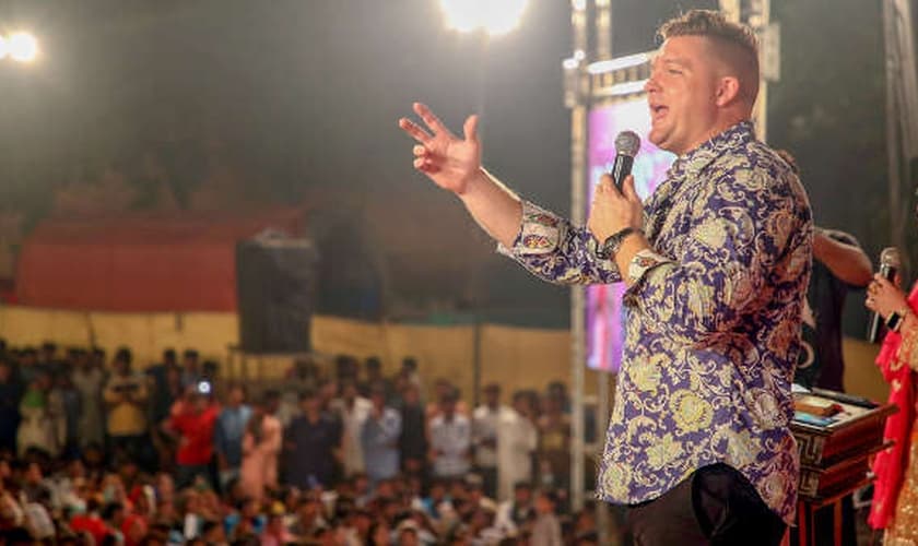 O evangelista Chris Mikkelson compartilha o evangelho no Paquistão. (Foto: Reprodução/Chris Mikkelson)