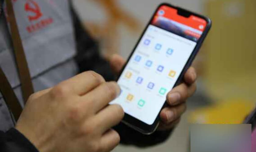 Os administradores de grade recebem telefones e precisam usar um aplicativo móvel especial para registrar as informações que são coletadas em uma plataforma online. (Foto: Reprodução/Bitter Winter)