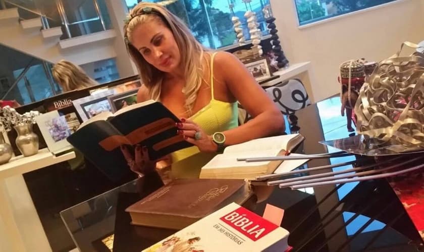 Angela Bismarchi está concluindo seus estudos em teologia e agora quer compartilhar a mensagem do Evangelho em seu novo canal do Youtube. (Foto: Extra - Globo)