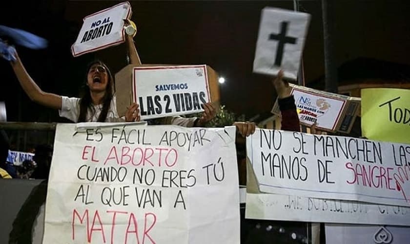 Manifestantes pró-vida protestam em frente à Assembleia Nacional do Equador. (Foto: Reprodução/ED)