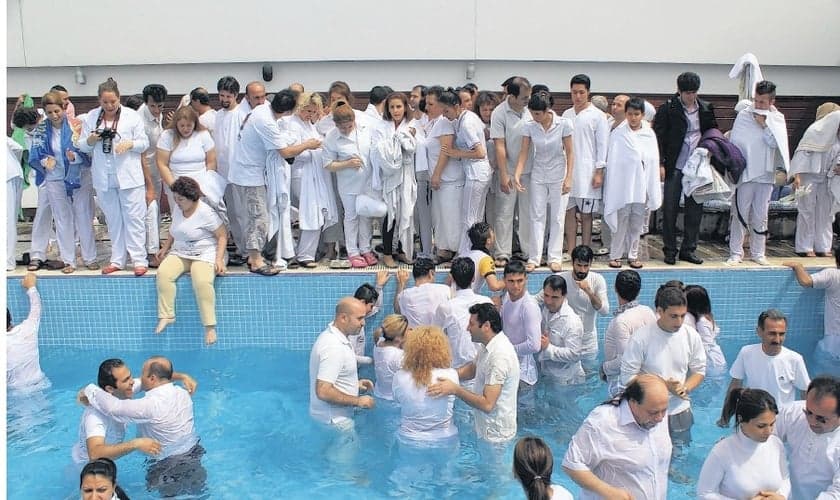 Batismo realizado pelo Elam Ministries, em abril. (Foto: Reprodução/Elam Ministries)