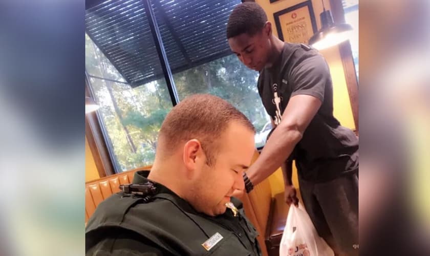 Policial Cameron recebe oração feita por Juan. (Foto: Justine Tucker/Facebook)