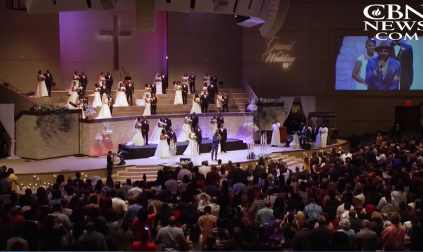 Casamento coletivo na igreja Concord Church em Dallas. (Foto: Reprodução/CBN News)