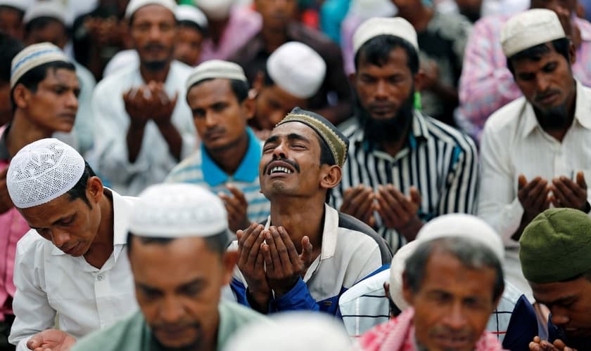 Muçulmano chora perto do campo de refugiados improvisado em Bangladesh. (Foto: Mohammad Ponir Hossain/Reuters)