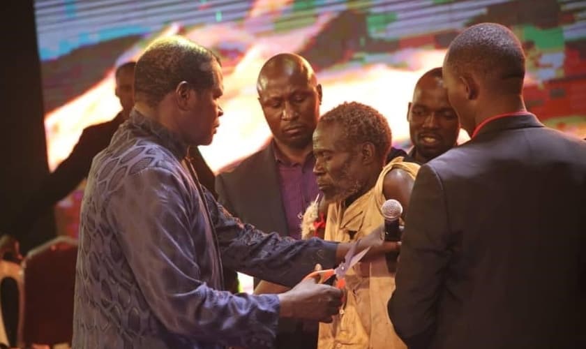 Ali Kirunda se volta para Cristo durante o evento de avivamento “77 dias de glória”, em Uganda. (Foto: Reprodução/UG News)