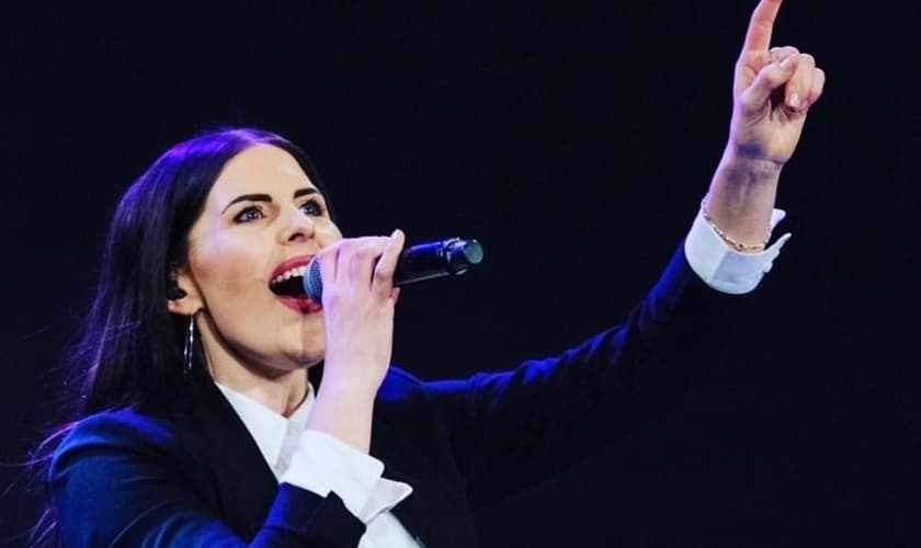 Chelsea Taylor, durante louvor. (Foto: Reprodução/Instagram)