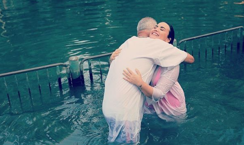 Demi Lovato foi batizada no rio Jordão, durante viagem a Israel. (Foto: Reprodução/Instagram)