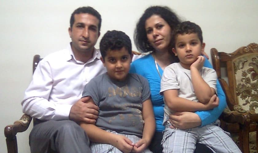 Pastor Youcef, filhos (ainda crianças) e esposa. (Foto: Beheard)