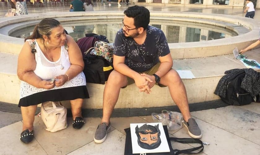 O missionário Fernando Sousa em momento de evangelismo nas ruas de Lisboa. (Foto: Arquivo Pessoal)