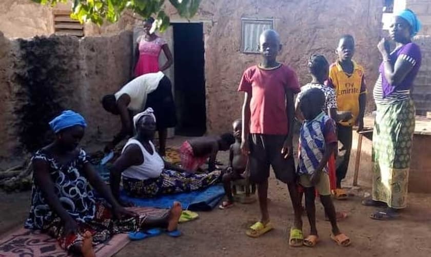 Mulheres e crianças cristãs que fugiram dos ataques em Burkina Faso. (Foto: Reprodução/BF)