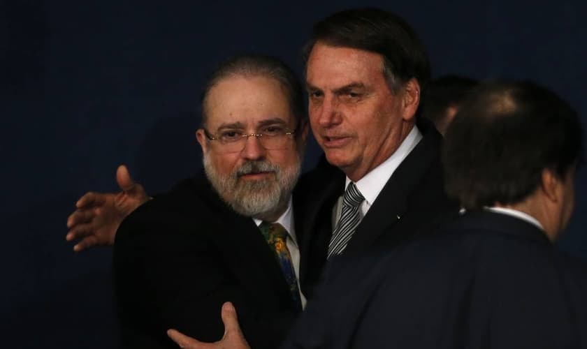 Jair Bolsonaro cumprimenta o procurador-geral da República, Augusto Aras, na cerimônia de posse. (Foto: Jorge William / Agência O Globo)