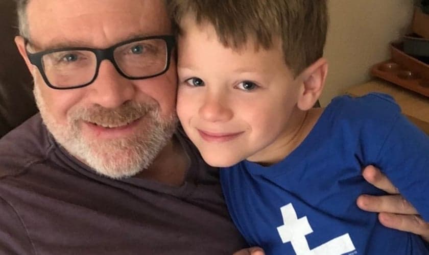 Jeff Younger (esquerda) e seu filho James. (Foto: Save James)