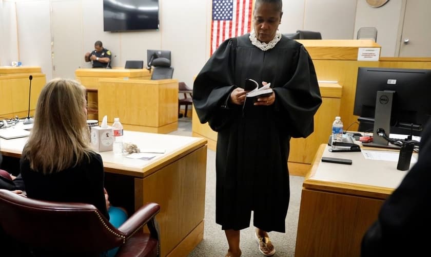 A juíza Tammy Kemp deu sua Bíblia a ex-policial Amber Guyger, condenada a 10 anos por atirar fatalmente em seu vizinho. (Foto: WFLA)