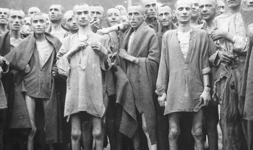 Judeus em campo de concentração durante o holocausto. (Foto: Reprodução/Getty)