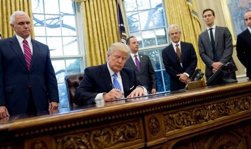 O governo Trump impôs uma nova regra sobre a lei chamada "Título X", proibindo que clínicas de aborto recebessem financiamento público. (Foto: AFP)