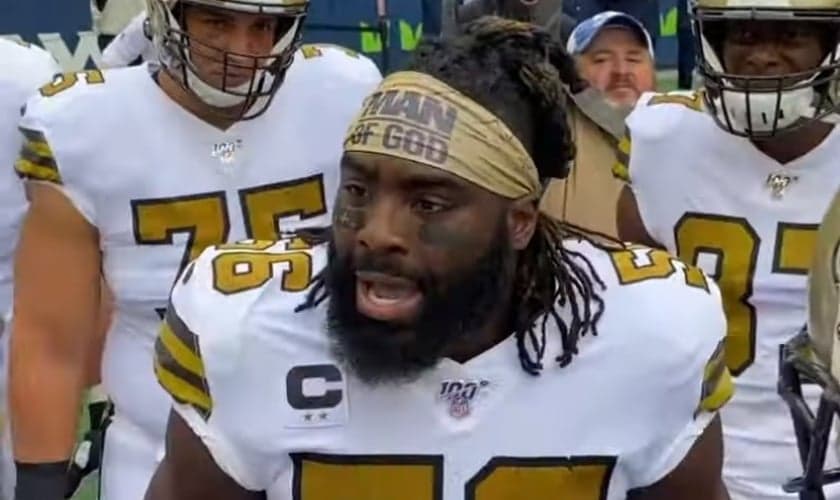 Demario Davis é um dos jogadores da Liga de Futebol Americano que mais expressa sua fé cristã, dentro e fora de campo. (Foto: YouTube/New Orleans Saints)