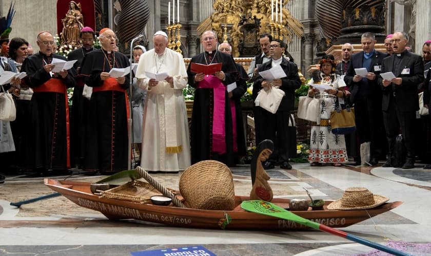Papa Francisco participa do Sínodo dos Bispos da Amazônia no Vaticano. (Foto: Vatican Media/Handout via Reuters)