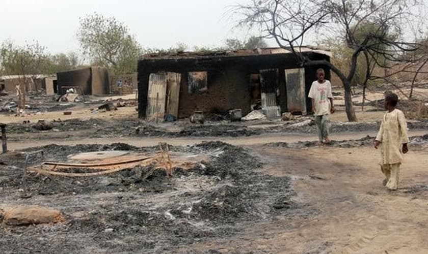 Casa queimada por radicais muçulmanos, em Uganda. (Foto: Reprodução/AFP)