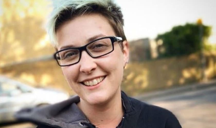 A jovem Charlie Evans deixou de ser publicamente transgênero. (Foto: Reprodução/Fempositive)