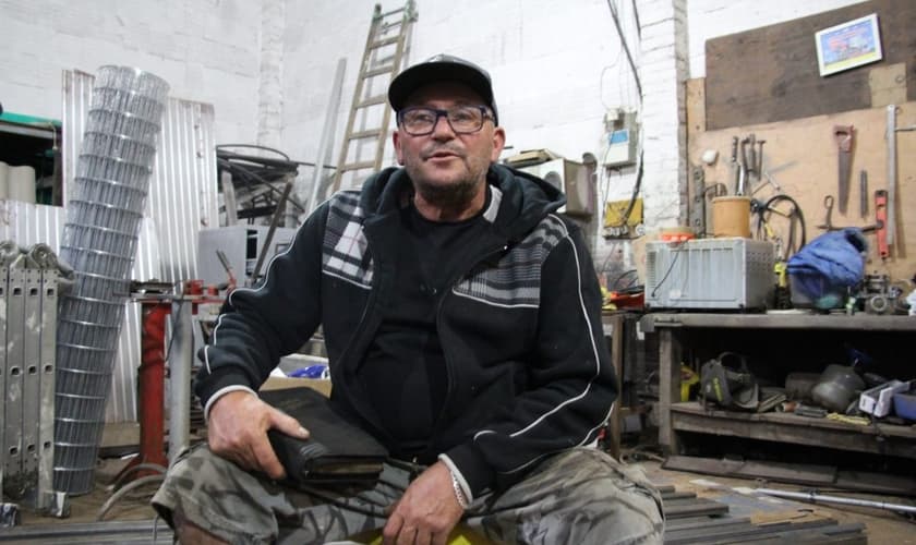 Depois que achou Bíblia intacta em incêndio, o serralheiro Marcio não desgruda mais do livro. (Foto: Bega Godóy)