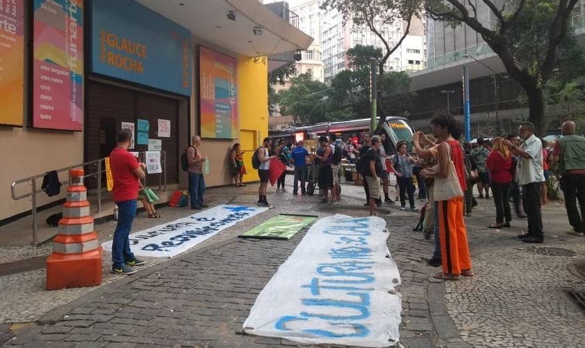 Manifestantes em frente ao Teatro Glauce Rocha, no Centro do Rio. (Foto: Karen Garcia/Agência O Globo)