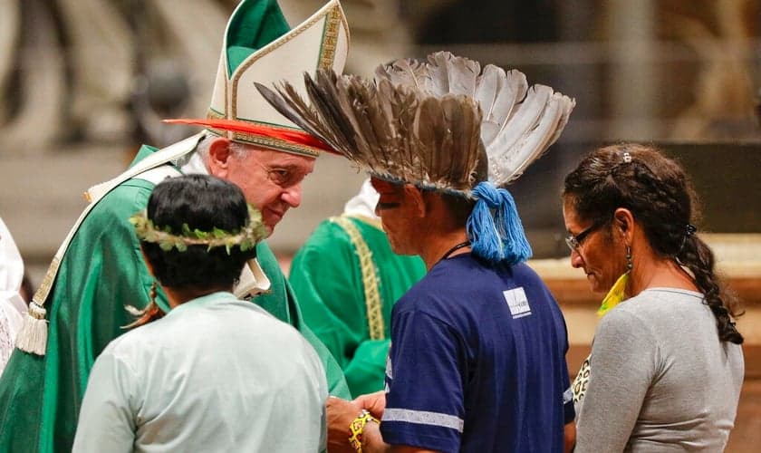 Papa recebe comunidades indígenas da Amazônia na missa de abertura do Sínodo. (Foto: Tiziana Fabi/AFP)