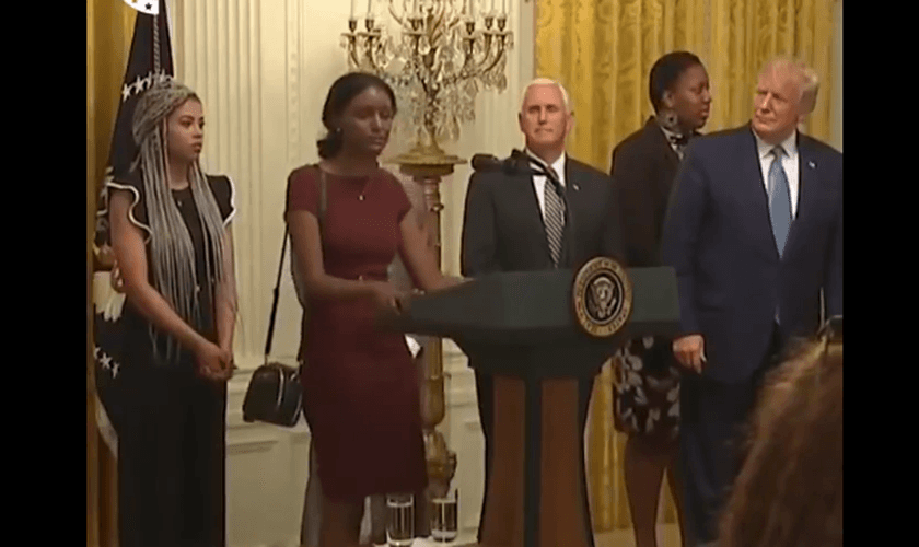 A jovem Mahlet, de origem etíope, faz oração por Trump na Casa Branca. (Foto: Reprodução/Twitter)