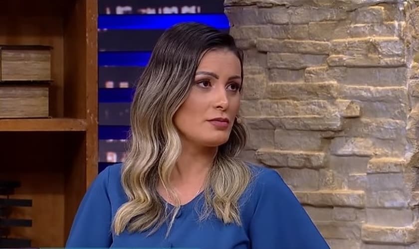 Andressa Urach participou do programa 'Luciana By Night' na última terça-feira, falando sobre fé, família, seu testemunho e seu novo livro 'Desejos da Alma'. (Imagem: Youtube / RedeTV!)