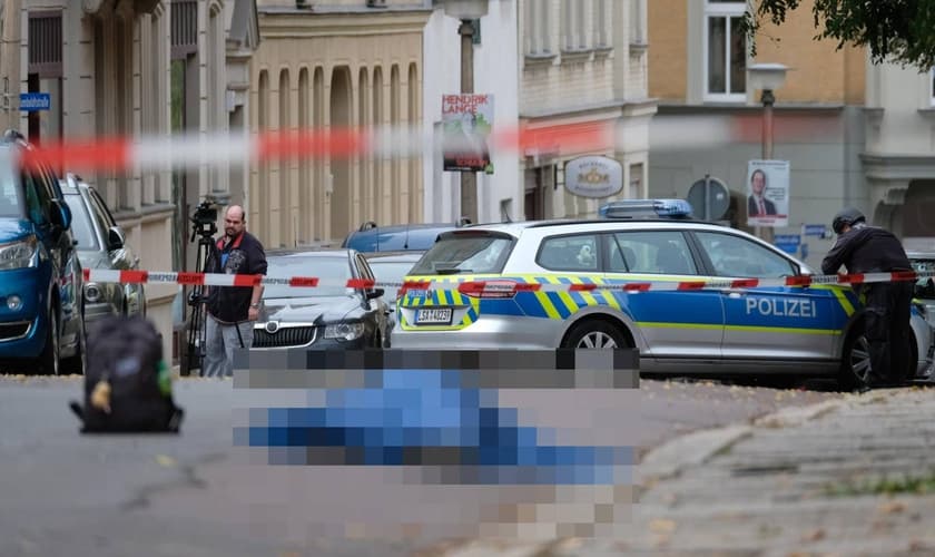 Corpo de uma das vítimas do lado de fora da sinagoga em Halle, no leste da Alemanha. (Foto: DPA via AP)