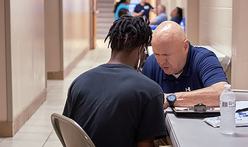O voluntário Bob Filson aconselha um jovem em clínica médica no Tennessee. (Foto: Baptist and Reflector)