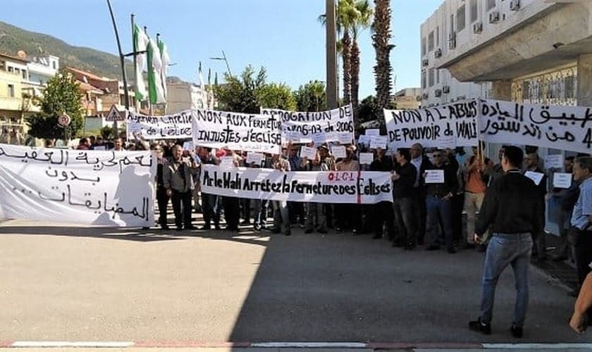 Cristãos argelinos protestam nas ruas pela liberdade de religião, outubro de 2019. (Foto:Reprodução/EF)