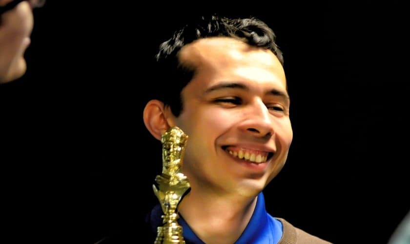 Aleksandr Lenderman com um dos troféus. (Foto: Reprodução/US Chess)