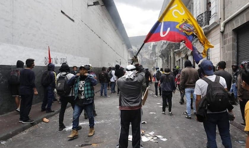 Manifestantes em Quito, Equador. (Foto: Reprodução/Twitter)