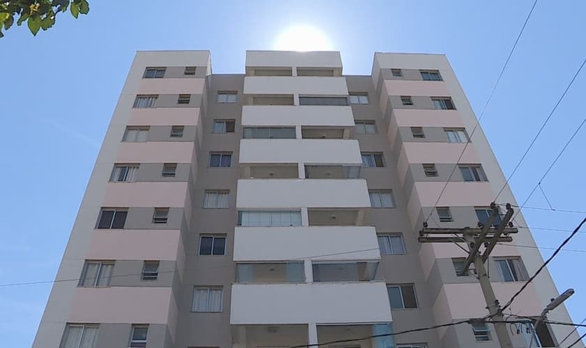 Prédio onde a menina de 10 anos caiu do 9º andar, em Belo Horizonte. (Foto: Reprodução/TV Globo)