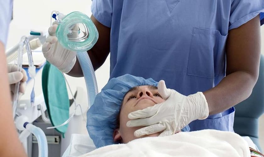Médico prepara paciente para cirurgia. (Foto: Getty)