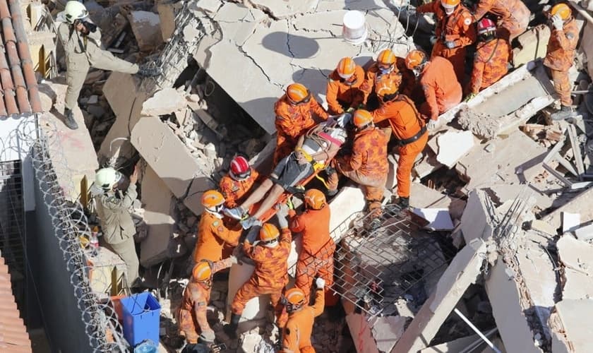 Bombeiros ainda continuam buscas por sobreviventes do desabamento do edifício Andréa, em Fortaleza. (Foto: Gustavo Pellizzon/G1)