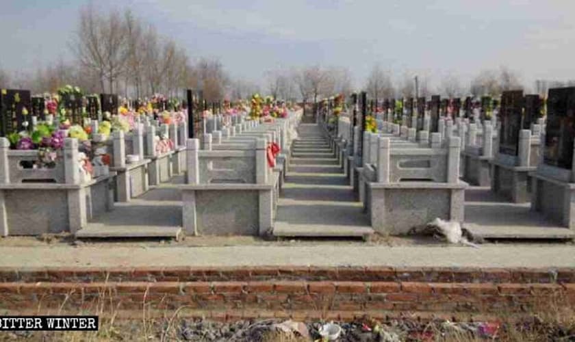 Locais como cemitérios são utilizados para cultos a Deus por cristãos chineses. (Foto: Reprodução/Bitter Winter)