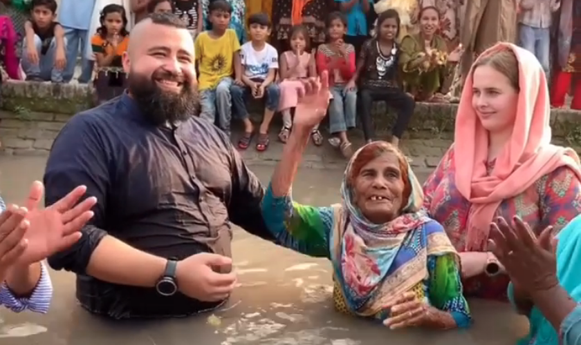 Batismo de idosa de 90 anos leva multidão a descer às águas, no Paquistão. (Foto: Reprodução/Instagram)
