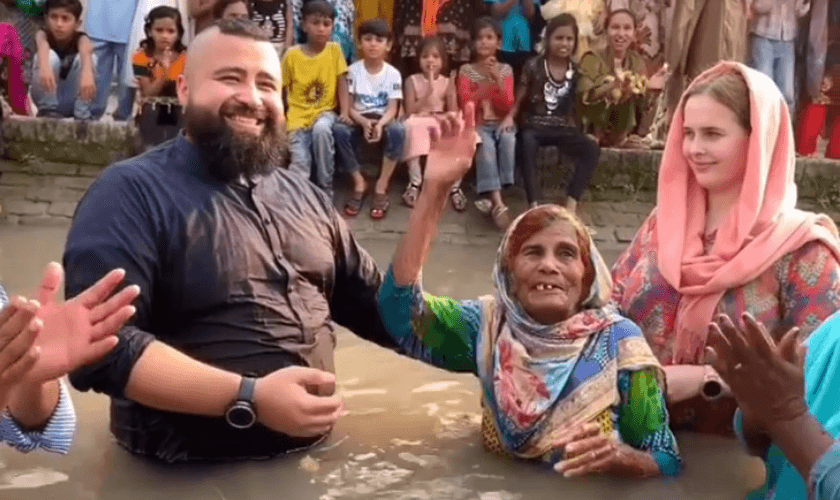 Batismo de idosa de 90 anos leva multidão a descer às águas, no Paquistão. (Foto: Reprodução/Instagram)