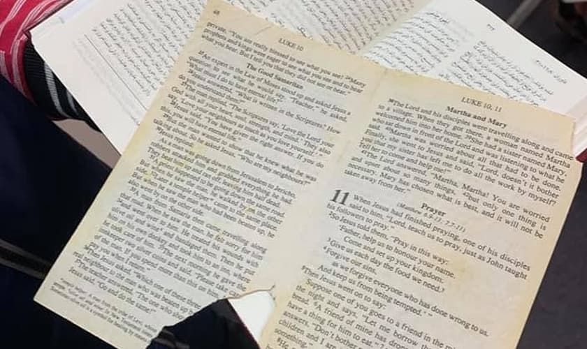 Até hoje, o ex-muçulmano guarda em sua Bíblia, as páginas que surgiram inusitadamente à porta de sua casa. (Foto: Facebook / Lee Grady)