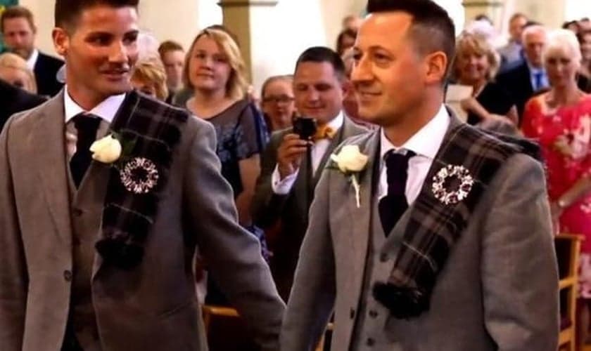 Casamento entre homens irlandeses. (Foto: Reprodução/Premier)