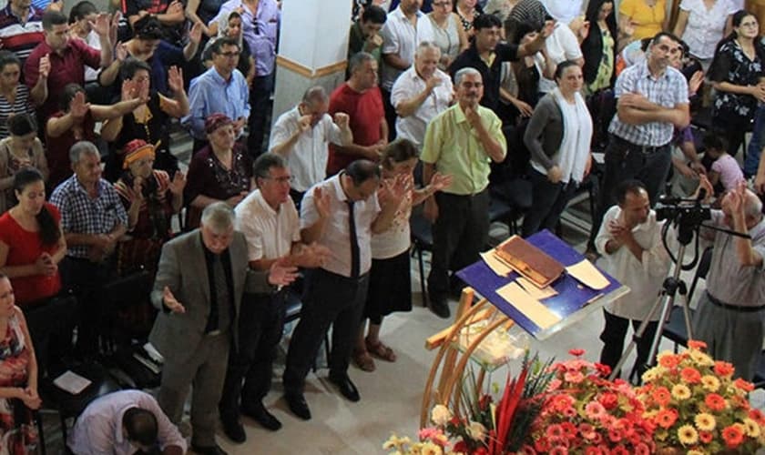 Cristãos durante Culto na Argélia. (Foto: Reprodução/SAT-7)
