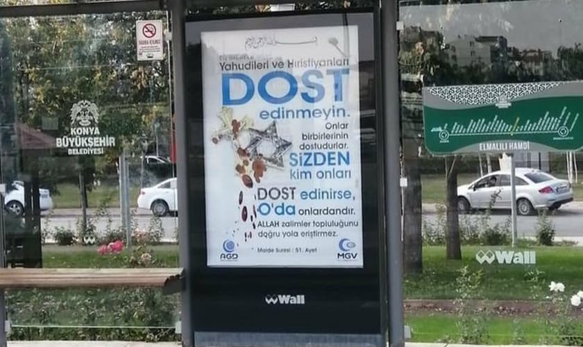 Cartaz com mensagens anticristãs e antijudaicas. (Foto: Reprodução/Twitter)