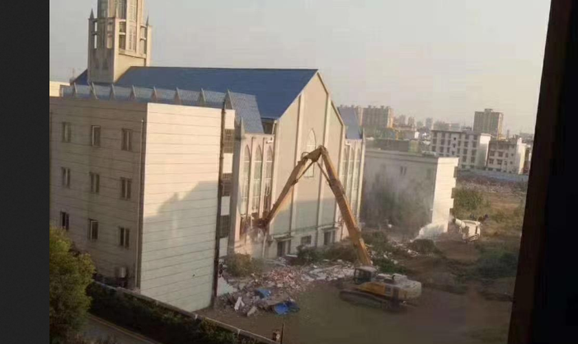 Escavadeira do governo chinês destrói igreja cristã. (Foto: Reprodução/China Aid)
