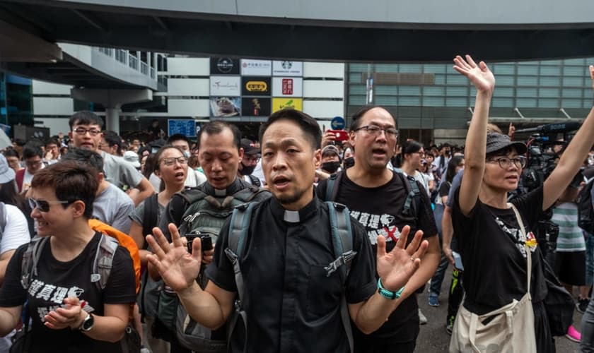 Cristãos oram durante manifestação contra o comunismo e projeto de lei polêmico em Hong Kong. (Foto:  THE NEW YORK TIMES)em 